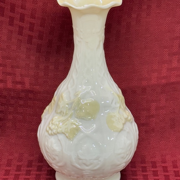 Ivory & Yellow Bud Vase with Grapevine Pattern Irish Porcelain Beleek Ireland - Picture 6 of 8